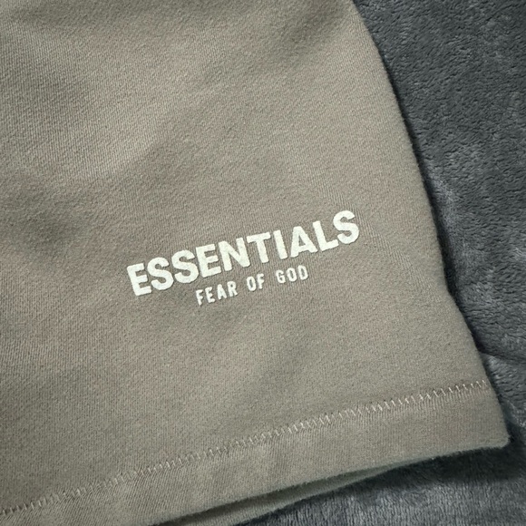 Essentials short size L Beige color - Picture 3 of 5